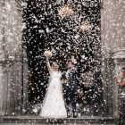 Novios celebrando su boda bajo una lluvia de mariposas en el Palacio de los Córdova, Granada