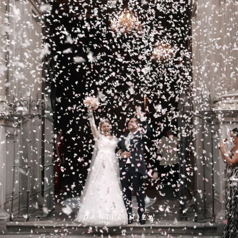 Novios celebrando su boda bajo una lluvia de mariposas en el Palacio de los Córdova, Granada